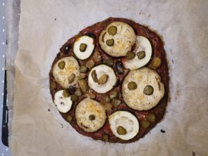 pizza con base de brócoli sacada del horno